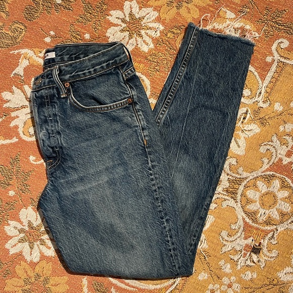 Grlfrnd Karolina in Clickbait - Picture 2 of 4